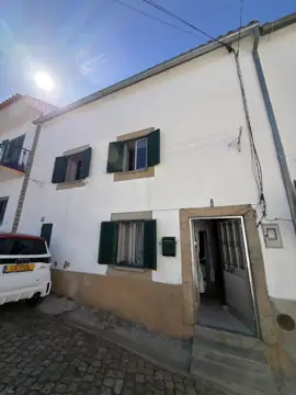 Moradia T4 com sótão no Ladoeiro
